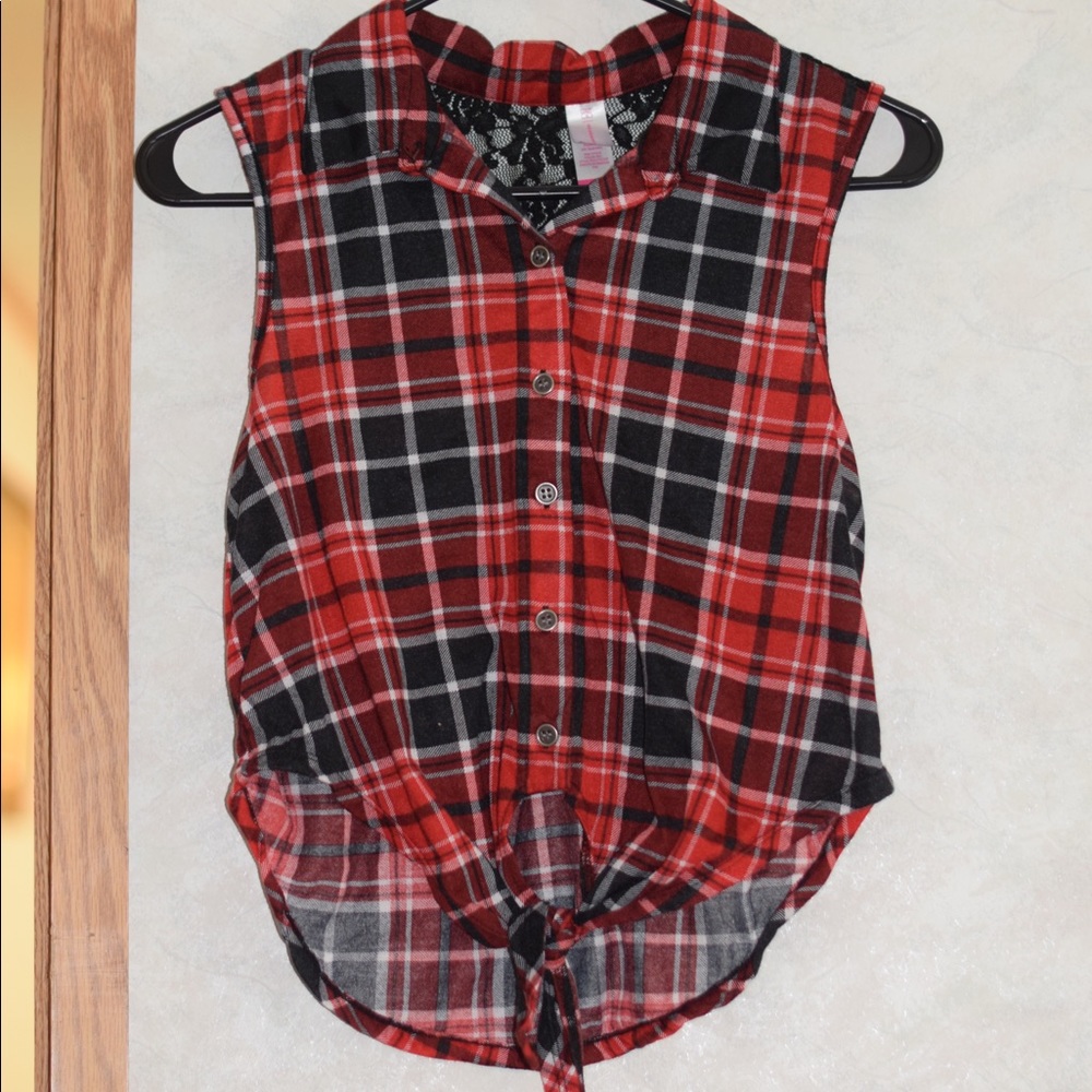 checkered sleeveless shirt
